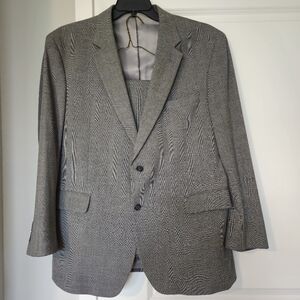 Jos A Bank Prince of Whales pattern size 48 all wool suit